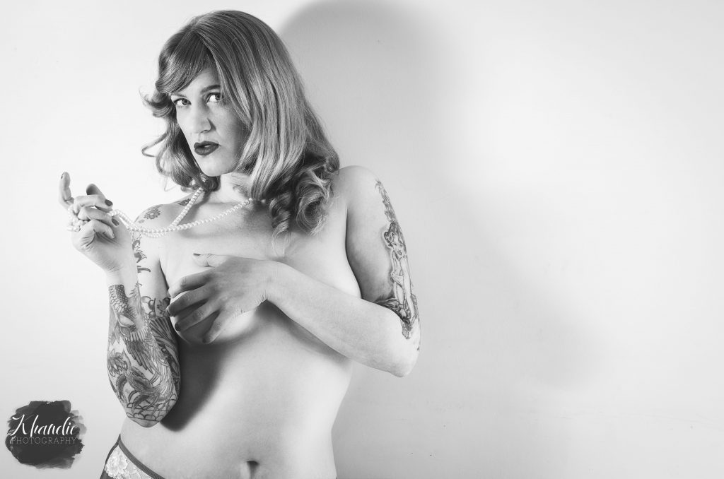 natural light portrait, pinup, boudoir.