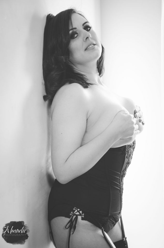 natural light portrait, pinup, boudoir.
