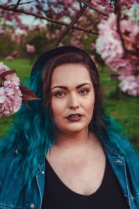 portrait, photography, photo, blue hair, model, plus size, northampton, photographer, photography, location, outside, delapre, nature, natural light, northants, lensbaby, twist 60, nikon,