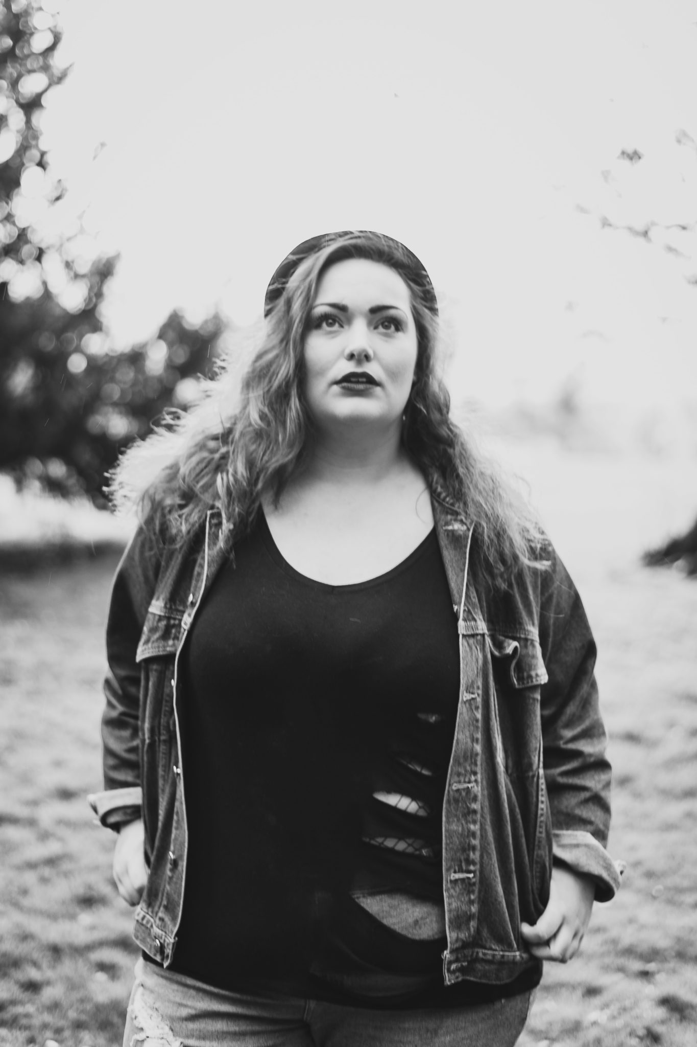 portrait, photography, photo, blue hair, model, plus size, northampton, photographer, photography, location, outside, delapre, nature, natural light, northants, lensbaby, twist 60, nikon,